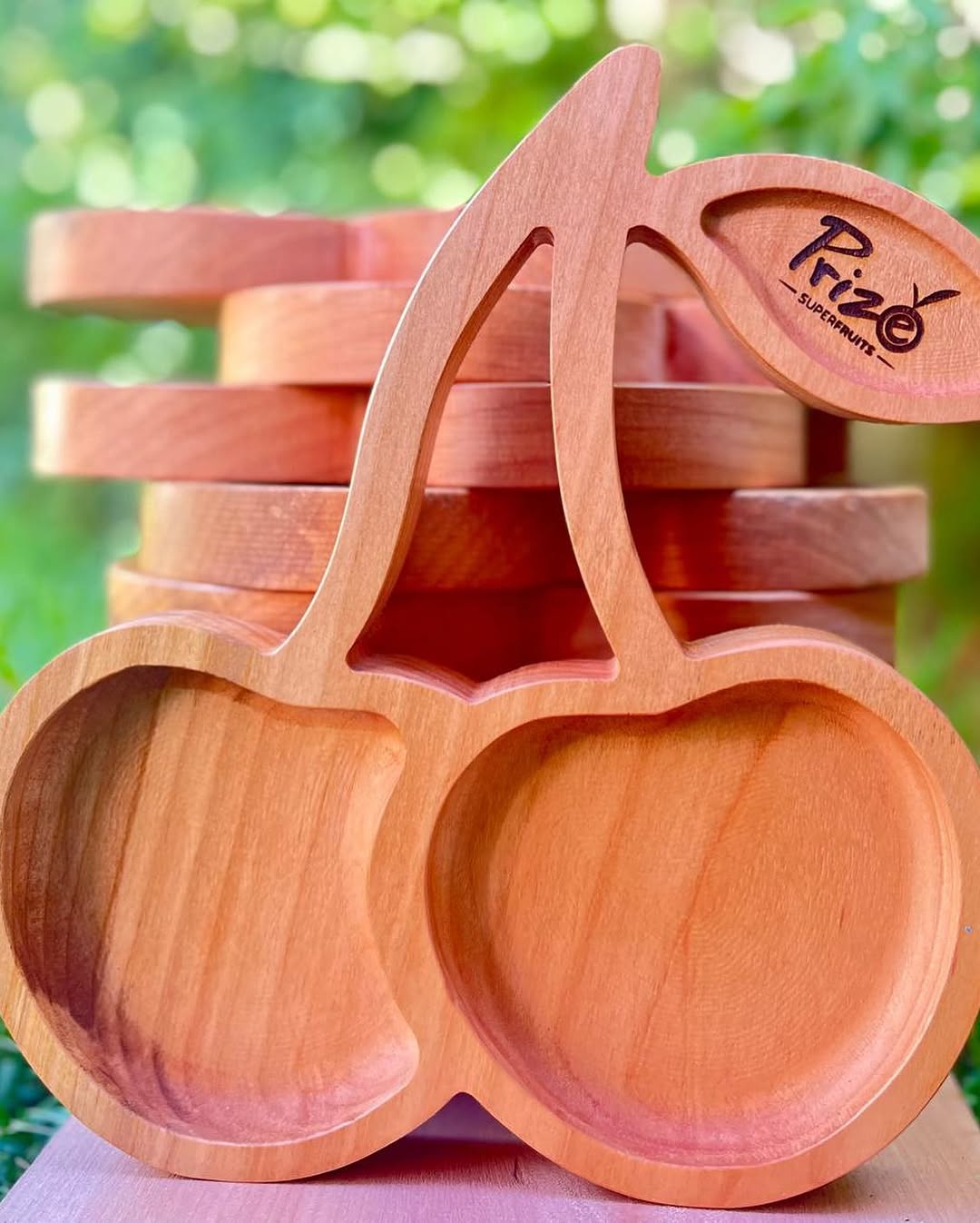 Bandeja de madera en forma de cerezas tallada con CNC
