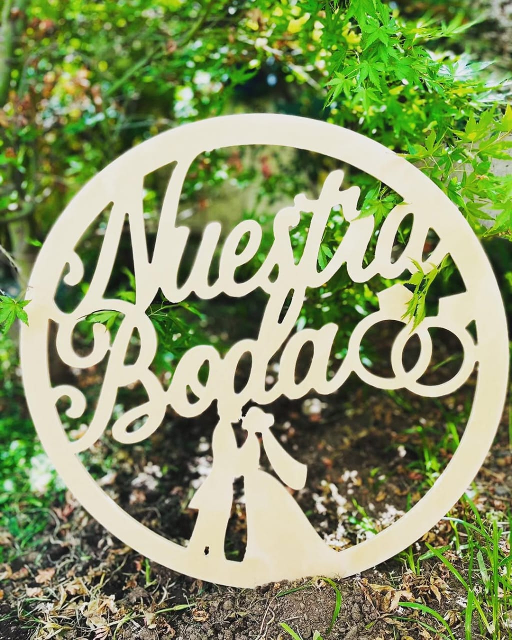 Letrero circular Nuestra Boda cortado en madera